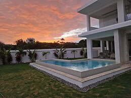 Sunset Villa with Infinity Pool