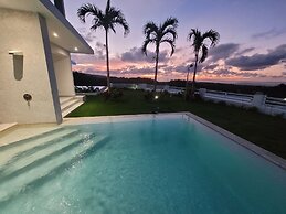 Sunset Villa with Infinity Pool