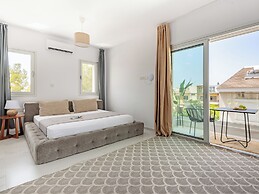 Sanders Cruise - Lovely Studio Apt With Balcony