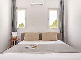 Sanders Cruise - Lovely Studio Apt With Balcony