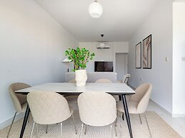 Sanders Cruise - Spacious 2-bdr Apt With Balcony