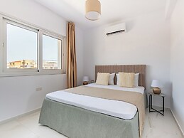Sanders Cruise - Spacious 2-bdr Apt With Balcony