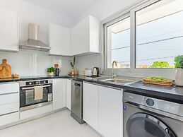 Sanders Cruise - Spacious 2-bdr Apt With Balcony