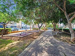 Sanders Cruise - Spacious 2-bdr Apt With Balcony