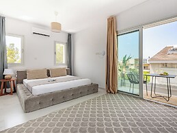 Sanders Cruise - Elegant Studio Apt With Balcony