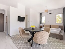 Sanders Cruise - Elegant Studio Apt With Balcony