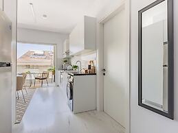 Sanders Cruise - Elegant Studio Apt With Balcony