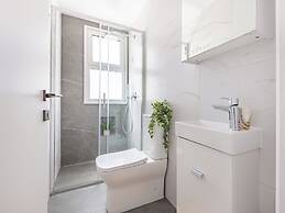 Sanders Cruise - Elegant Studio Apt With Balcony