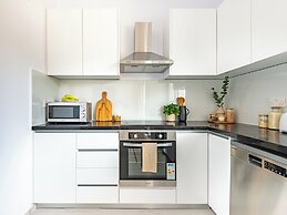 Sanders Cruise - Modern 2-bdr Apt With Balcony