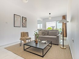 Sanders Cruise - Modern 2-bdr Apt With Balcony