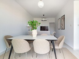 Sanders Cruise - Modern 2-bdr Apt With Balcony