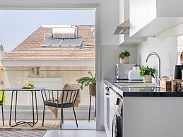 Sanders Cruise - Spacious Studio Apt With Balcony