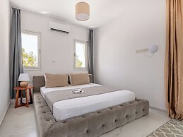 Sanders Cruise - Spacious Studio Apt With Balcony