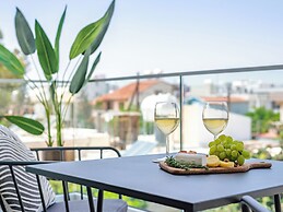 Sanders Cruise - Spacious Studio Apt With Balcony