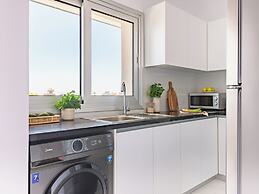 Sanders Cruise - Modern 1-bdr Apt With Balcony