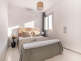 Sanders Cruise - Modern 1-bdr Apt With Balcony