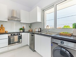 Sanders Cruise - Bright 2-bdr Apt With 2 Balconies