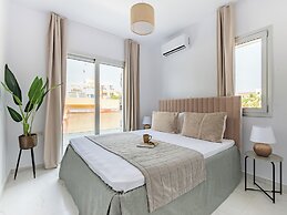 Sanders Cruise - Bright 2-bdr Apt With 2 Balconies