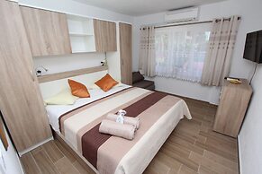 Rooms and Apartment Pina
