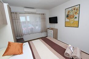 Rooms and Apartment Pina