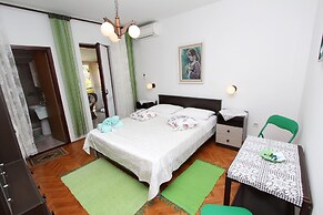 Rooms and Apartment Pina