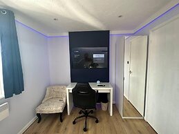 Remarkable 2-bed House in Northolt