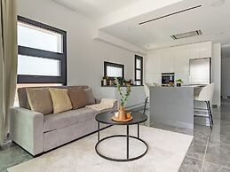Sanders Evolution 2 Nice 2 Bdr Apt With Balcony