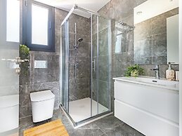 Sanders Evolution 2 - 2 Bedroom Apartment With Private Rooftop and Jac
