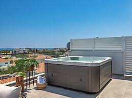 Sanders Evolution 2 - 2 Bedroom Apartment With Private Rooftop and Jac