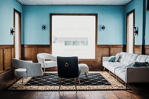 Loyalist Inn & Suites