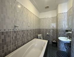 OYO 1215 3 Lu Hotel