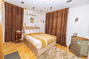 White Pyramids inn