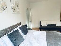 Inviting 3-bed House in Nottingham Central