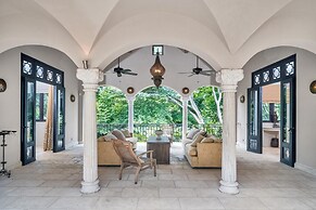 Arcos Del Mar Beachfront