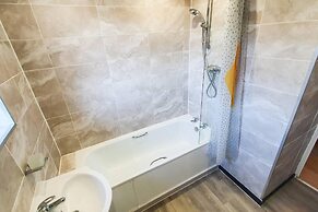 Impeccable 4-bed House in Cheltenham