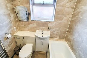 Impeccable 4-bed House in Cheltenham