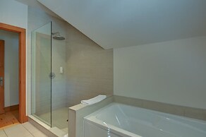 Spacious log Cottage Resort Access Citq 242255