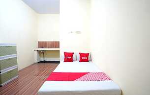OYO Life 92920 Rumah Kost Azca