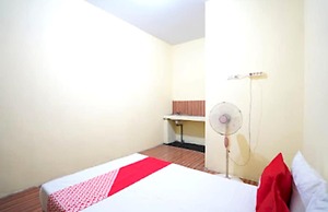 OYO Life 92920 Rumah Kost Azca