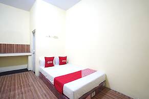OYO Life 92920 Rumah Kost Azca