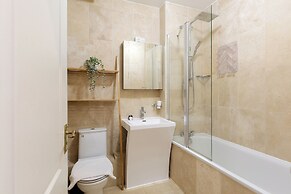 Comfortable 2 Bed Apartment by Tower Bridge