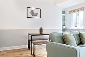 Comfortable 2 Bed Apartment by Tower Bridge