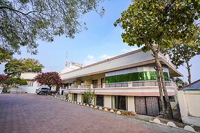 Fabhotel Girija