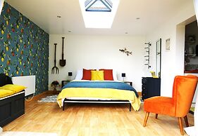 Private Garden Room - Rural Village