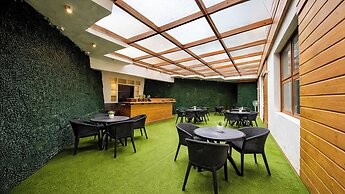 Yashshree Sanderling Mall Road