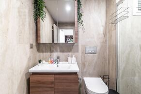 Central Studio w Balcony 10 min to Lara Beach