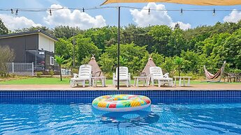 Anmyeondo Town 1967 Dog Pool Villa