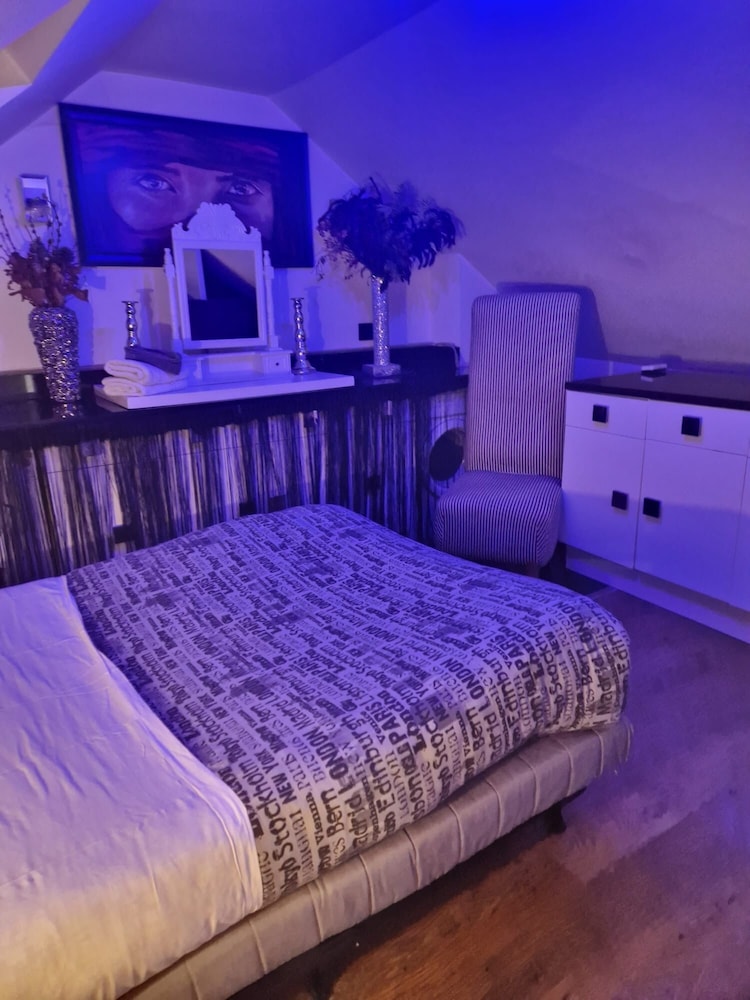 Super Large Apartment in London for Larger Groups