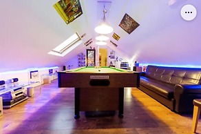 Super Large Apartment in London for Larger Groups