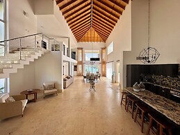 Peninsula Esmeralda Luxury Hotel & Villas